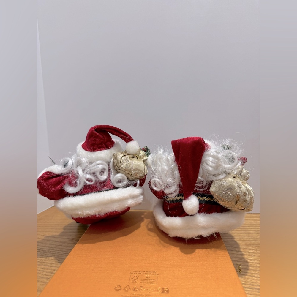 Vintage 90’s Christmas Santa’s sitting on shelf stocking holders - Picture 6 of 9